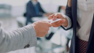 名刺はすぐにデジタル管理し、見込み度に応じてカテゴライズすることで、営業アプローチがスムーズに。