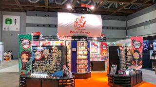 世界観で惹きつける！ライセンシングジャパンで注目を集めたキャラクターグッズブース【4コマ事例】